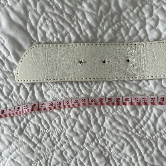 A gorgeous white belt for gorgeous ladies 🐬 - Picture 9 of 9
